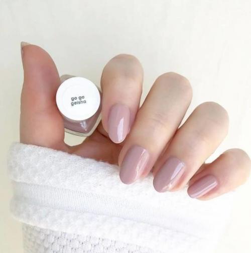 Простые рисунки на ногтях для начинающих. популярные яркие и спокойные цвета для маникюра 2023