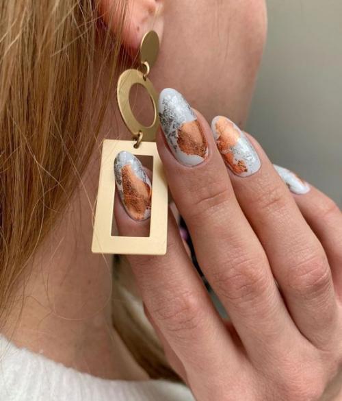 Осенний маникюр с золотом. Золотой маникюр: стильный тренд 2022, фото, новинки