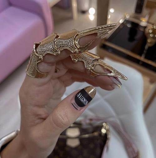 Маникюр прозрачный с золотом. Золотой маникюр: стильный тренд 2022, фото, новинки