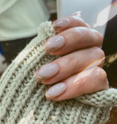 Осенний маникюр с золотом. Золотой маникюр: стильный тренд 2022, фото, новинки