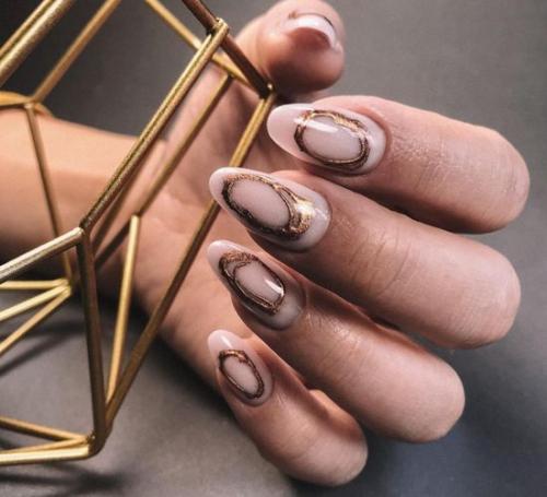 Осенний маникюр с золотом. Золотой маникюр: стильный тренд 2022, фото, новинки
