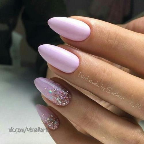 Маникюр с золотыми блестками. Сочетание глиттера и страз