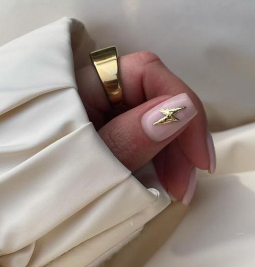 Осенний маникюр с золотом. Золотой маникюр: стильный тренд 2022, фото, новинки