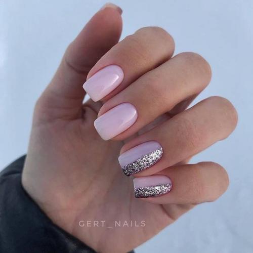 Маникюр с золотыми блестками. Сочетание глиттера и страз