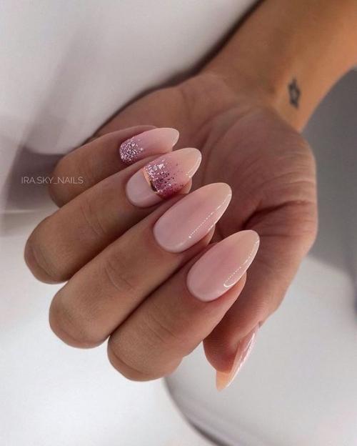 Маникюр с золотыми блестками. Сочетание глиттера и страз