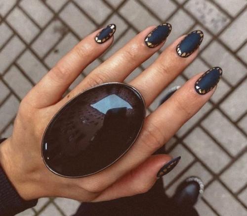 Маникюр прозрачный с золотом. Золотой маникюр: стильный тренд 2022, фото, новинки