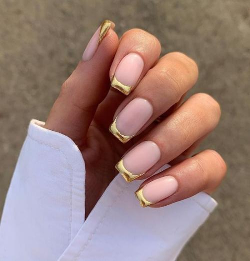 Маникюр прозрачный с золотом. Золотой маникюр: стильный тренд 2022, фото, новинки