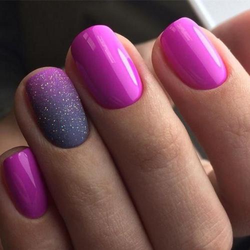 Маникюр с золотыми блестками. Сочетание глиттера и страз