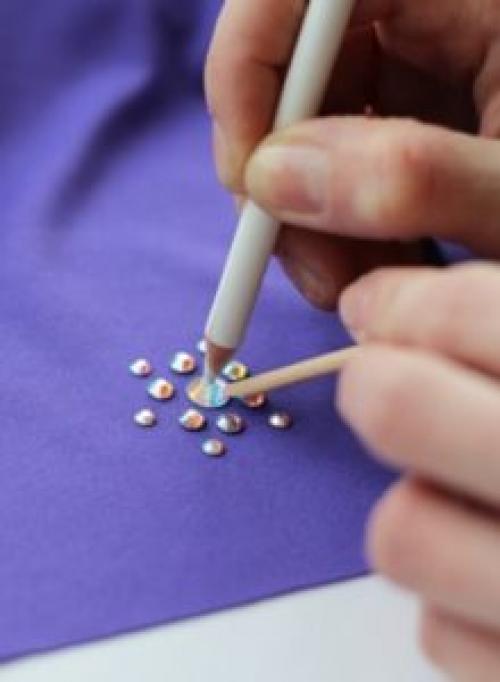 Клей для страз на одежду. Как приклеить стразы на ткань?