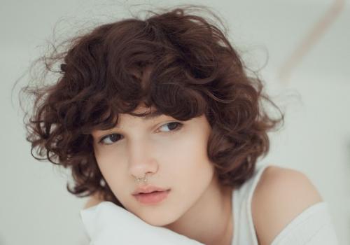 Топ-10 женских стрижек для средних вьющихся волос: модно и стильно 04