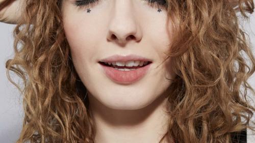 Топ-10 женских стрижек для средних вьющихся волос: модно и стильно 08