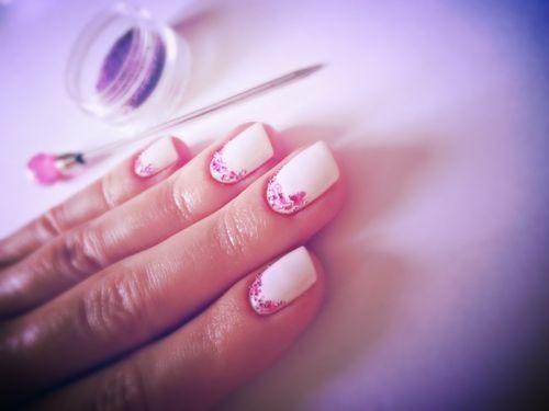 На что крепить стразы и бульонки. Как правильно крепить бульонки на гель-лак