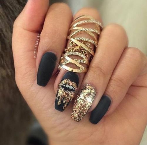 Маникюр черный с золотыми полосками. Секреты оформления