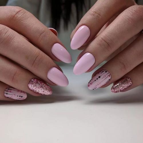 Маникюр с золотыми блестками. Сочетание глиттера и страз