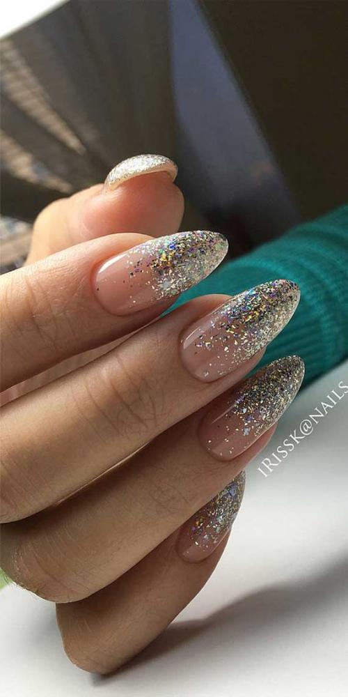 Маникюр с золотыми блестками. Сочетание глиттера и страз