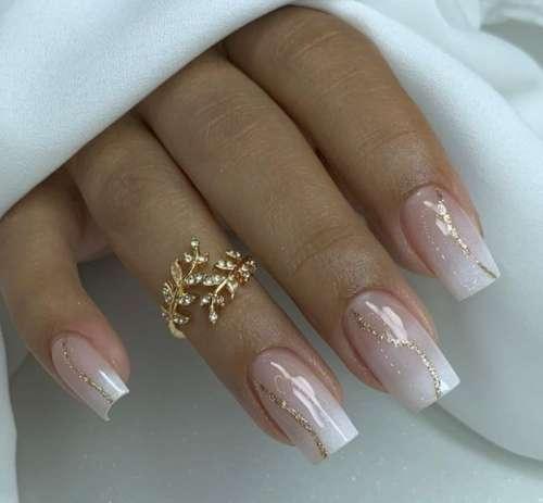 Какие лаки лучше использовать для маникюра с полосками. Маникюр 2025 с полосками: трендовый нейл-арт