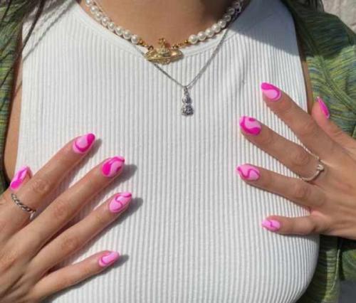 Какие лаки лучше использовать для маникюра с полосками. Маникюр 2025 с полосками: трендовый нейл-арт