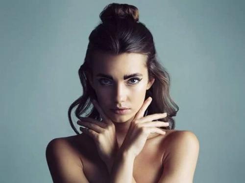 Как правильно укладывать средние волосы для повседневного стиля. Повторяйте за нами: быстрые и красивые прически