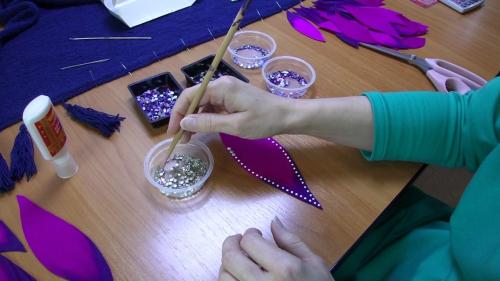 Как Делать стразы на шеллак. Техника крепления: как наклеить стразы на ногти 02 Как Делать стразы на шеллак. Техника крепления: как наклеить стразы на ногти 02