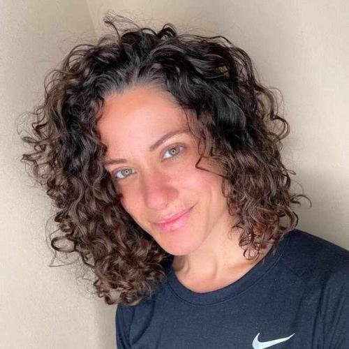 Топ-10 модных стрижек для кудрявых волос в 2022 году 16