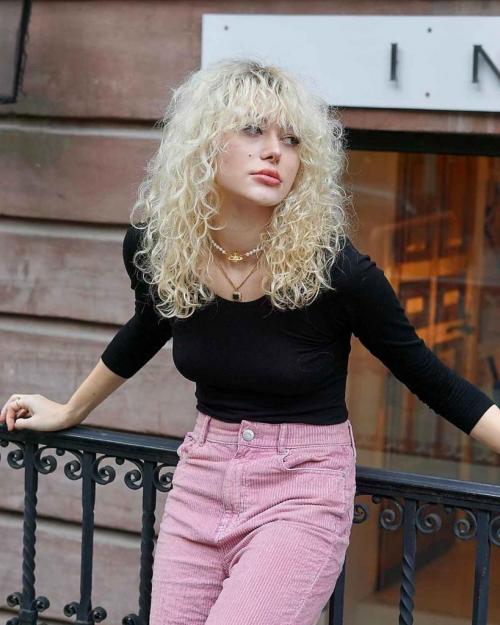 Топ-10 модных стрижек для кудрявых волос в 2022 году 06