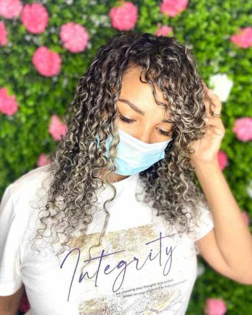 Топ-10 модных стрижек для кудрявых волос в 2022 году 14