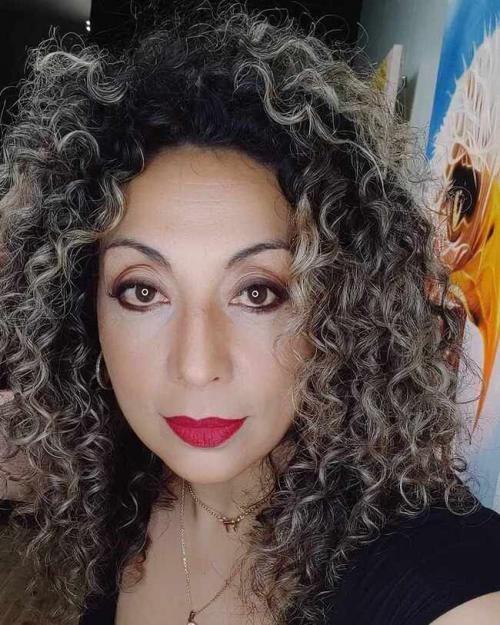 Топ-10 модных стрижек для кудрявых волос в 2022 году 17