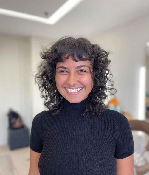 Топ-10 модных стрижек для кудрявых волос в 2022 году 04