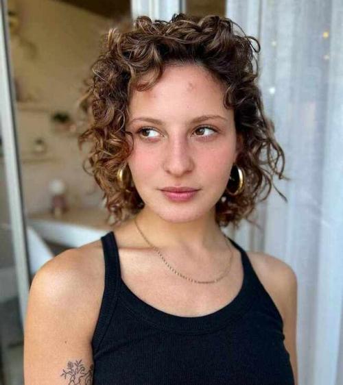 Топ-10 модных стрижек для кудрявых волос в 2022 году 13