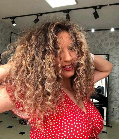 Топ-10 модных стрижек для кудрявых волос в 2022 году 12