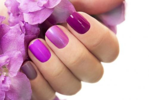 Почему некоторые оттенки не сочетаются с розово-серым лаком для ногтей. Правила сочетания цветов в маникюре