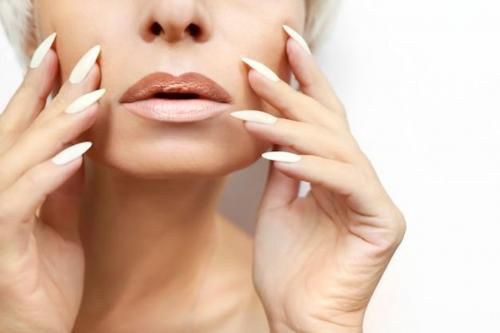 Какие стили одежды хорошо сочетаются с маникюром в серо-розовой гамме. Маникюр под цвет одежды