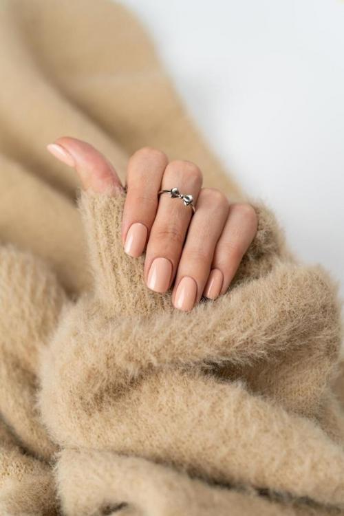 Какие стили одежды хорошо сочетаются с маникюром в серо-розовой гамме. Маникюр под цвет одежды