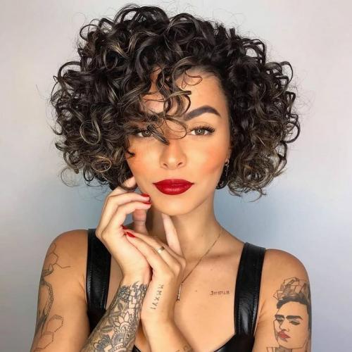 Какие оттенки волос подойдут к модным стрижкам 2024 на кудрявые волосы. Кудрявые стрижки 2024. Секреты техники