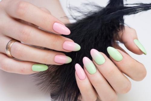 Почему некоторые оттенки не сочетаются с розово-серым лаком для ногтей. Правила сочетания цветов в маникюре