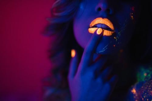 Какие оттенки розового подходят для неонового маникюра. В неоновом свете: идеи яркого маникюра