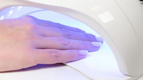 Как правильно сушить 3D-ногти после нанесения. Почему гель-лак плохо сохнет или морщится: как правильно пользоваться лампой