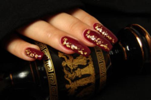 Как сделать бордовый маникюр идеально подходящим к вашему черному наряду: лучшие советы и трюки 13