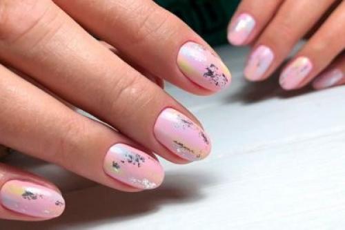 Какие материалы и инструменты нужны для создания розового маникюра. Розовый маникюр с дизайном, стразами, блестками на короткие ногти. Фото