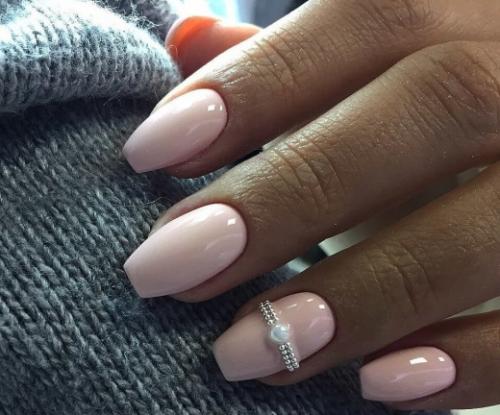 Какие материалы и инструменты нужны для создания розового маникюра. Розовый маникюр с дизайном, стразами, блестками на короткие ногти. Фото