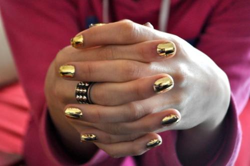 Как сделать бордовый маникюр идеально подходящим к вашему черному наряду: лучшие советы и трюки 02