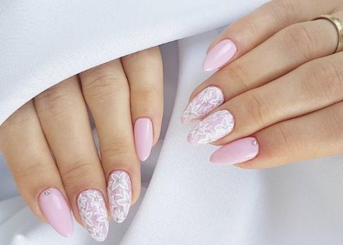 Какие материалы и инструменты нужны для создания розового маникюра. Розовый маникюр с дизайном, стразами, блестками на короткие ногти. Фото