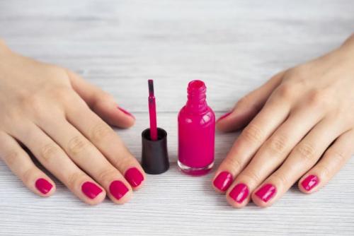 Можно ли нанести розовый маникюр самостоятельно или лучше обратиться к профессионалам. Как красят ногти профессионалы? Главные правила