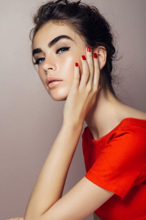 Стоит ли выбирать дизайн на ногтях, сочетающийся с красным платьем на свадьбу. Красная книга: как сделать маникюр под красное платье?