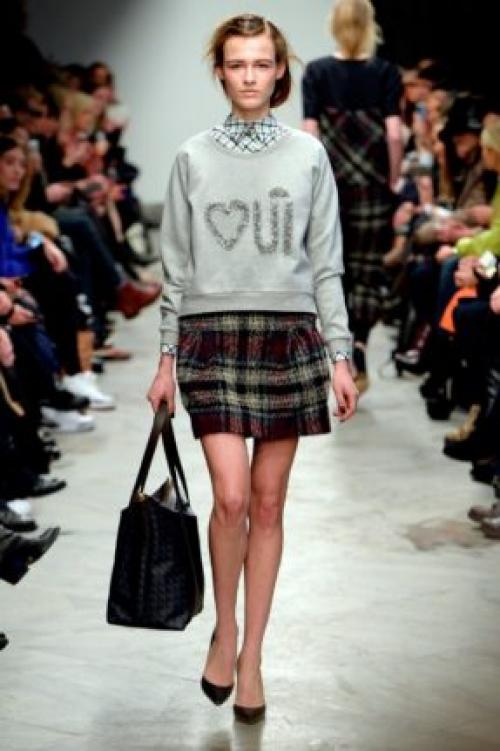 Розовая юбка в клетку. Модные фасоны юбок в клетку