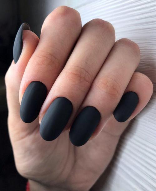 Разные руки#39,#39, - сразу два маникюра. Маникюр на одной руке черный — на другой белый: новый тренд «разные ручки»