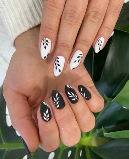 Разные руки#39,#39, - сразу два маникюра. Маникюр на одной руке черный — на другой белый: новый тренд «разные ручки»