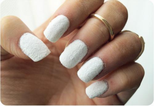 Разные руки#39,#39, - сразу два маникюра. Маникюр на одной руке черный — на другой белый: новый тренд «разные ручки»