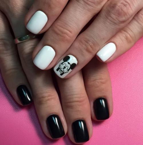 Разные руки#39,#39, - сразу два маникюра. Маникюр на одной руке черный — на другой белый: новый тренд «разные ручки»