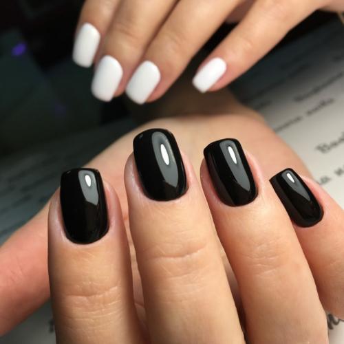 Разные руки#39,#39, - сразу два маникюра. Маникюр на одной руке черный — на другой белый: новый тренд «разные ручки»